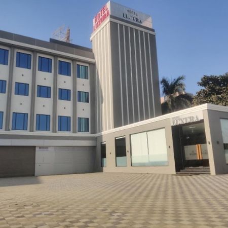 Hotel Luxura, Ahmedabad Buitenkant foto