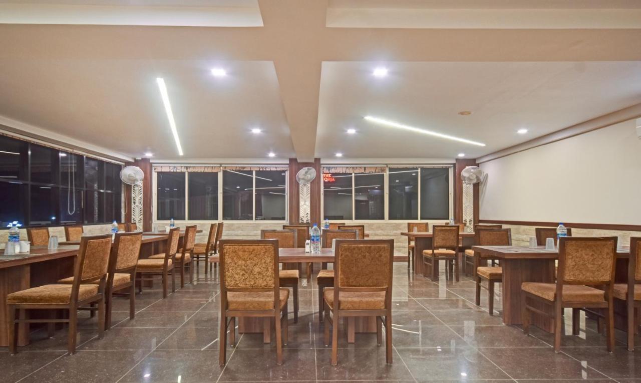 Hotel Luxura, Ahmedabad Buitenkant foto