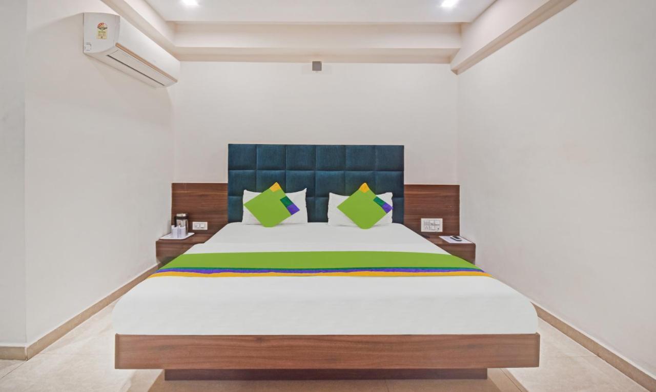 Hotel Luxura, Ahmedabad Buitenkant foto