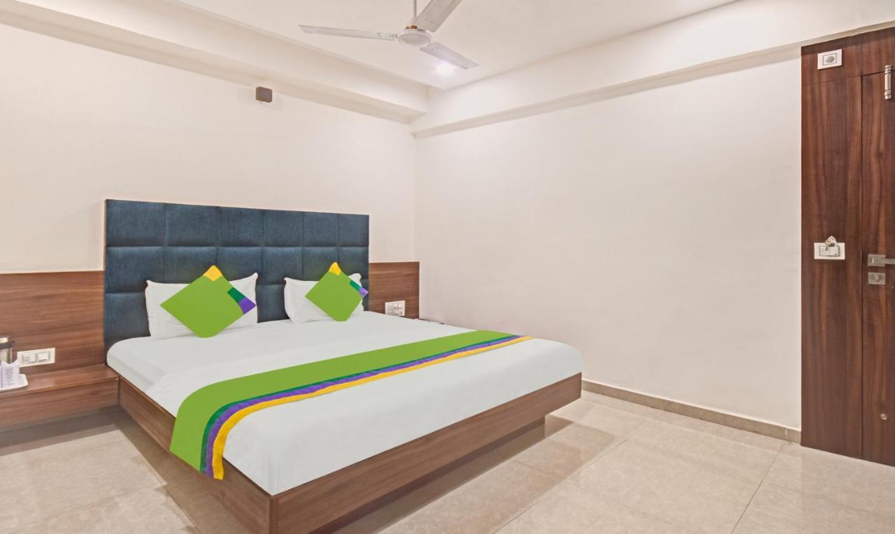 Hotel Luxura, Ahmedabad Buitenkant foto