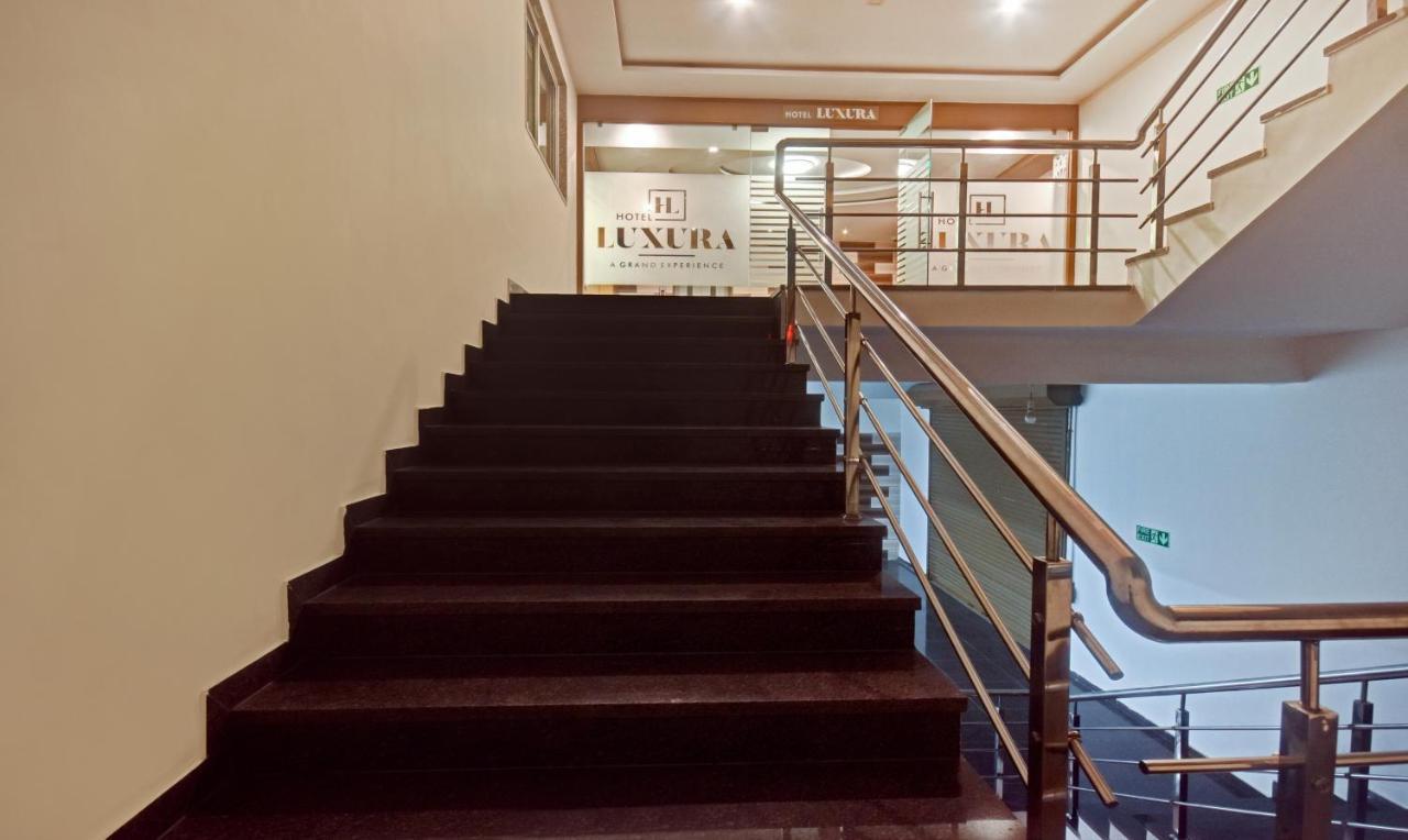 Hotel Luxura, Ahmedabad Buitenkant foto