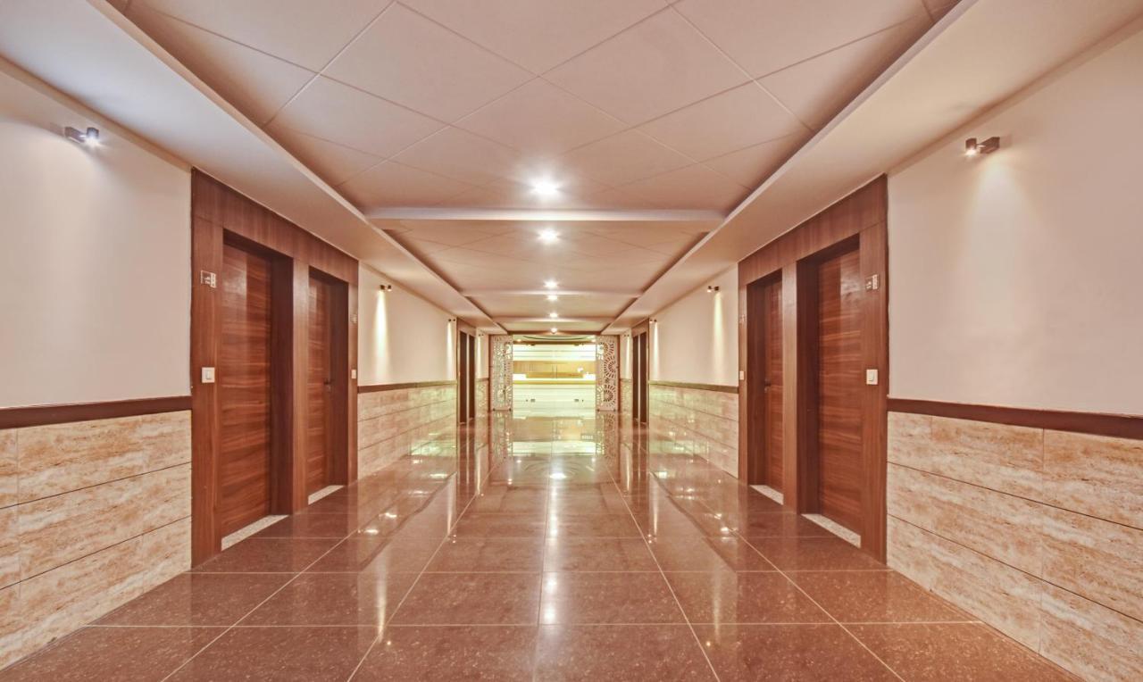 Hotel Luxura, Ahmedabad Buitenkant foto