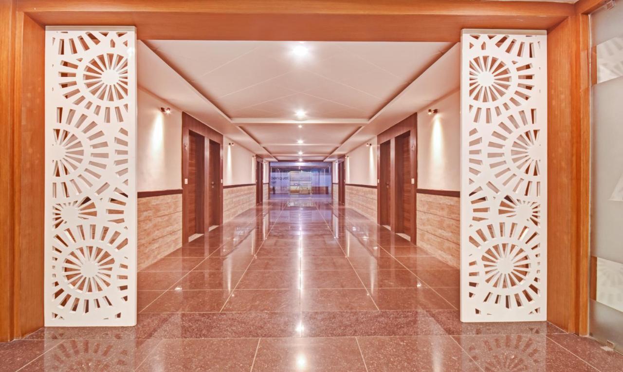 Hotel Luxura, Ahmedabad Buitenkant foto