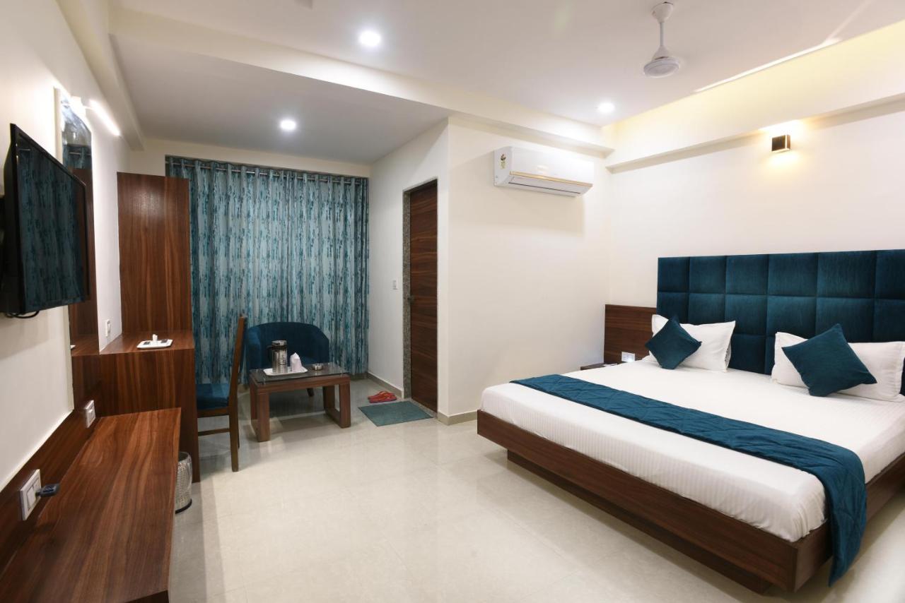 Hotel Luxura, Ahmedabad Buitenkant foto