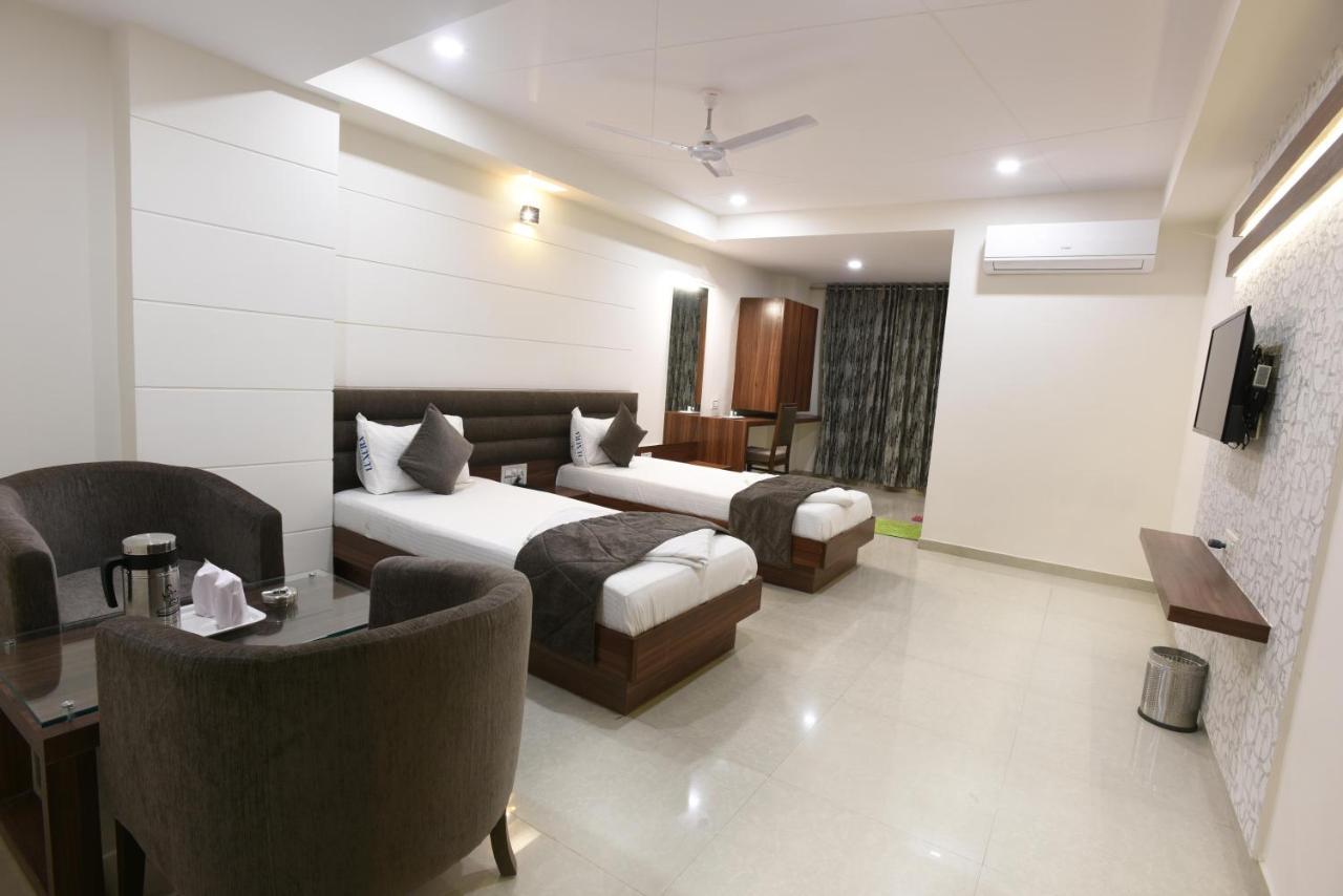 Hotel Luxura, Ahmedabad Buitenkant foto