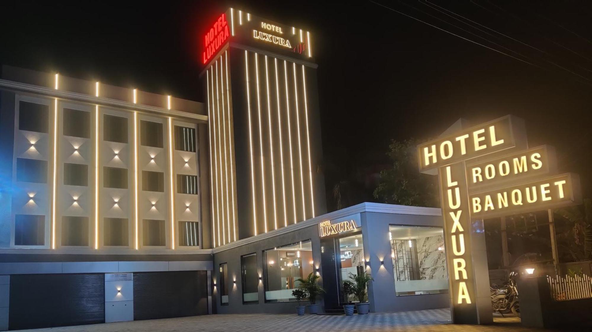Hotel Luxura, Ahmedabad Buitenkant foto