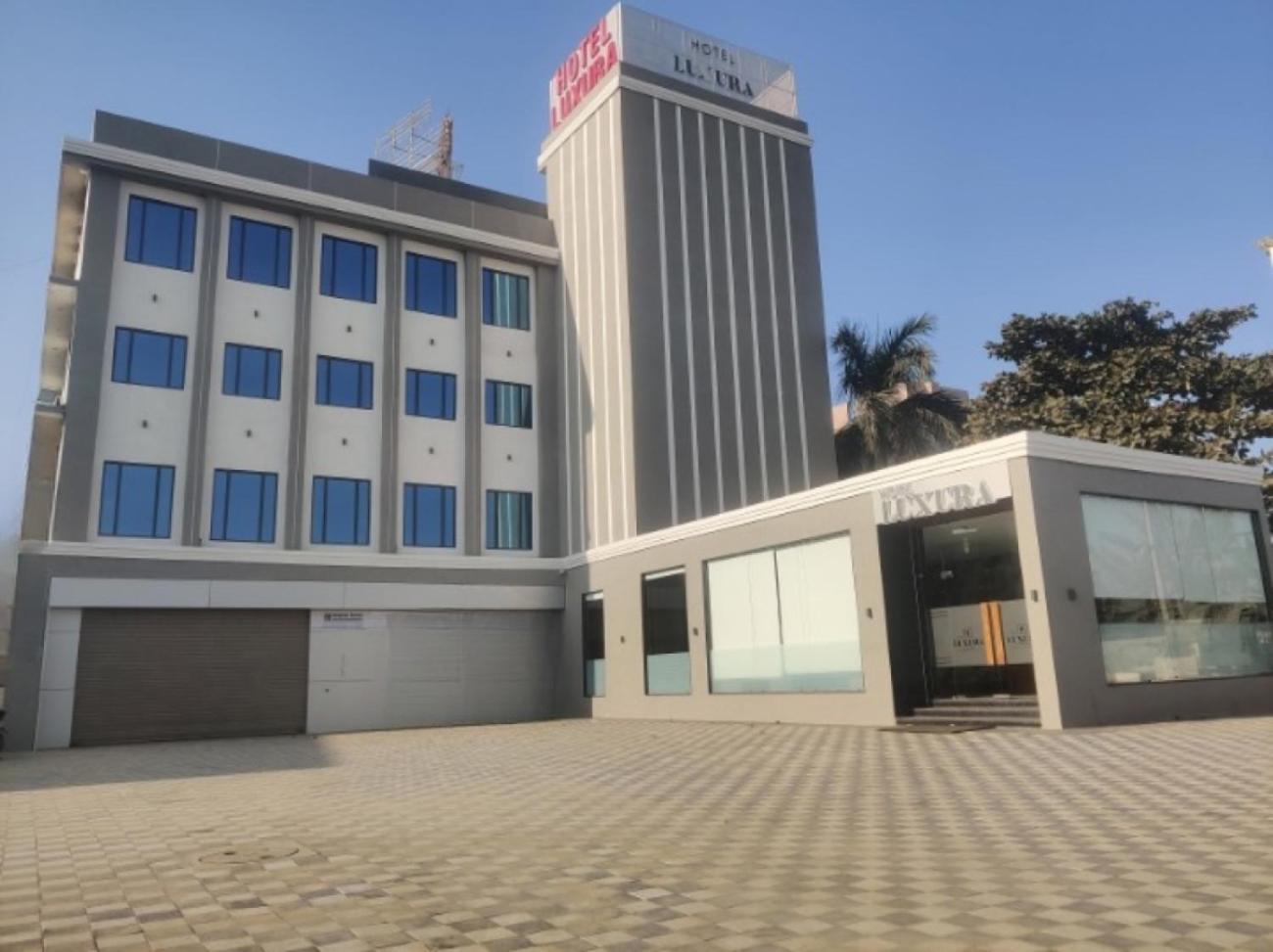 Hotel Luxura, Ahmedabad Buitenkant foto