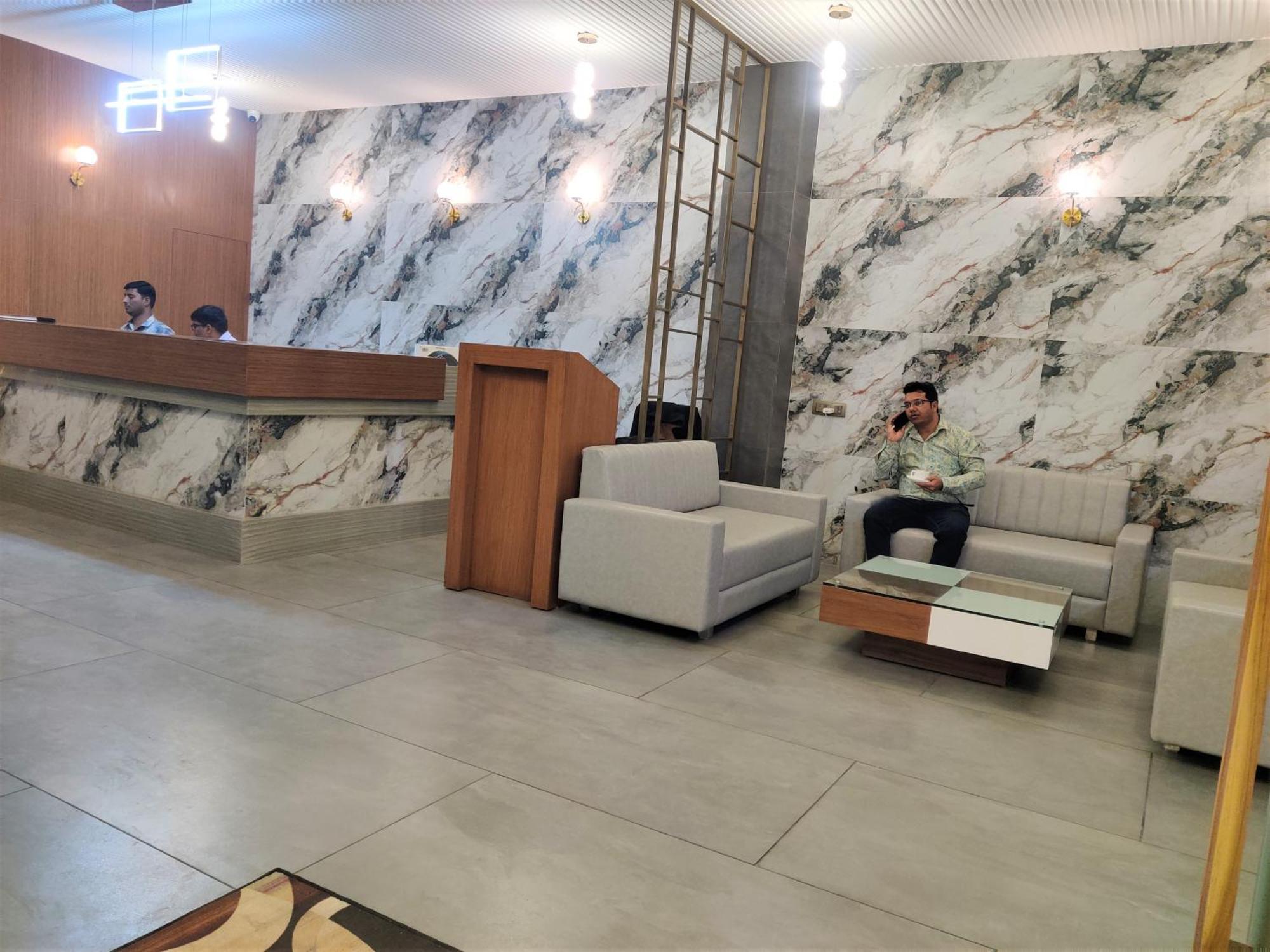 Hotel Luxura, Ahmedabad Buitenkant foto